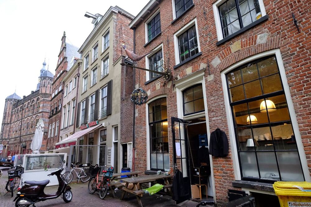 Cafégevels aan de Brink in Deventer, met de Waag op de achtergrond