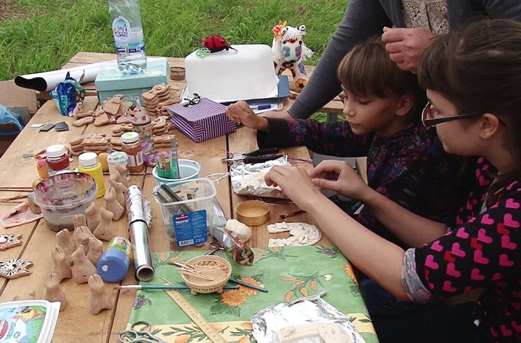 Kinderen spelen een woordspelcompetitie bij Meadow op het Deventer stadsstrand aan de Ijssel